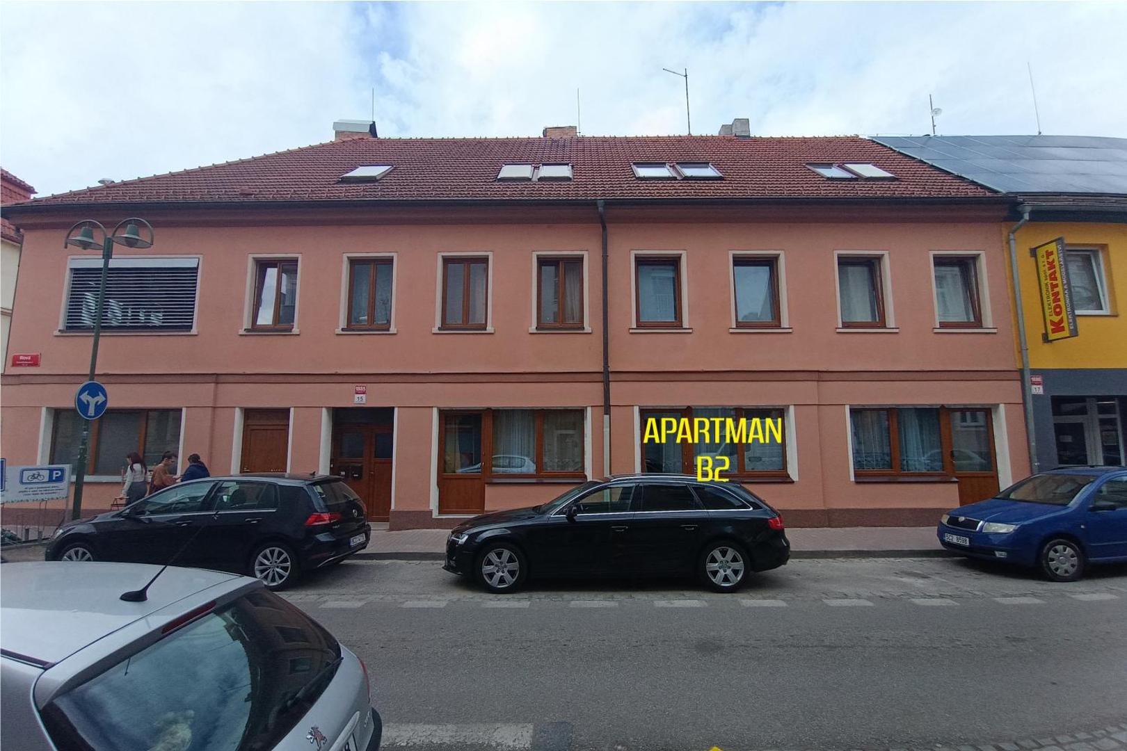 Fasáda domu s označenými okny apartmánu B2