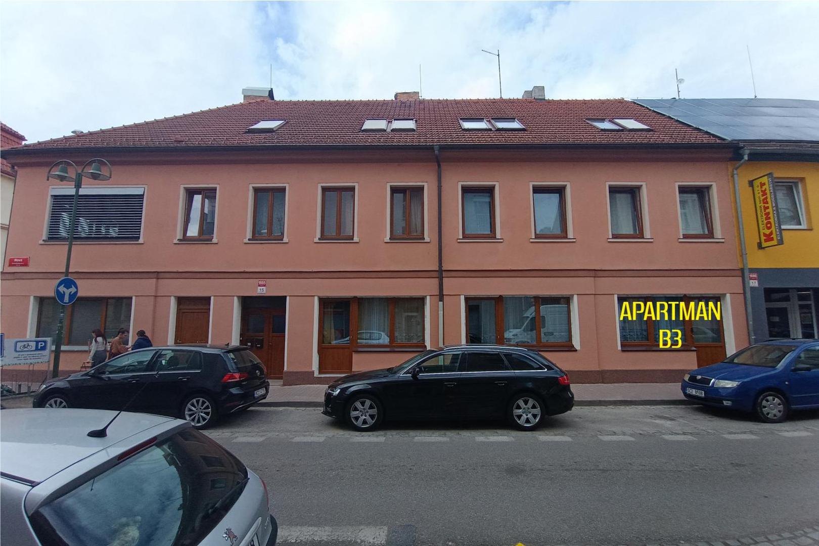 Fasáda domu s označenými okny apartmánu B3