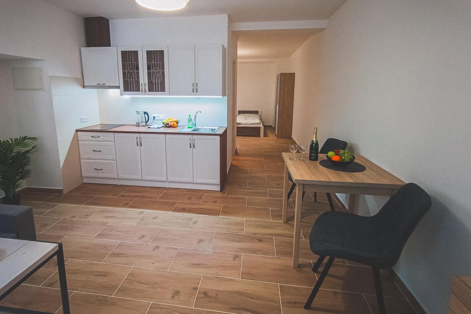 Kuchyňská linka s podsvícením a stůl