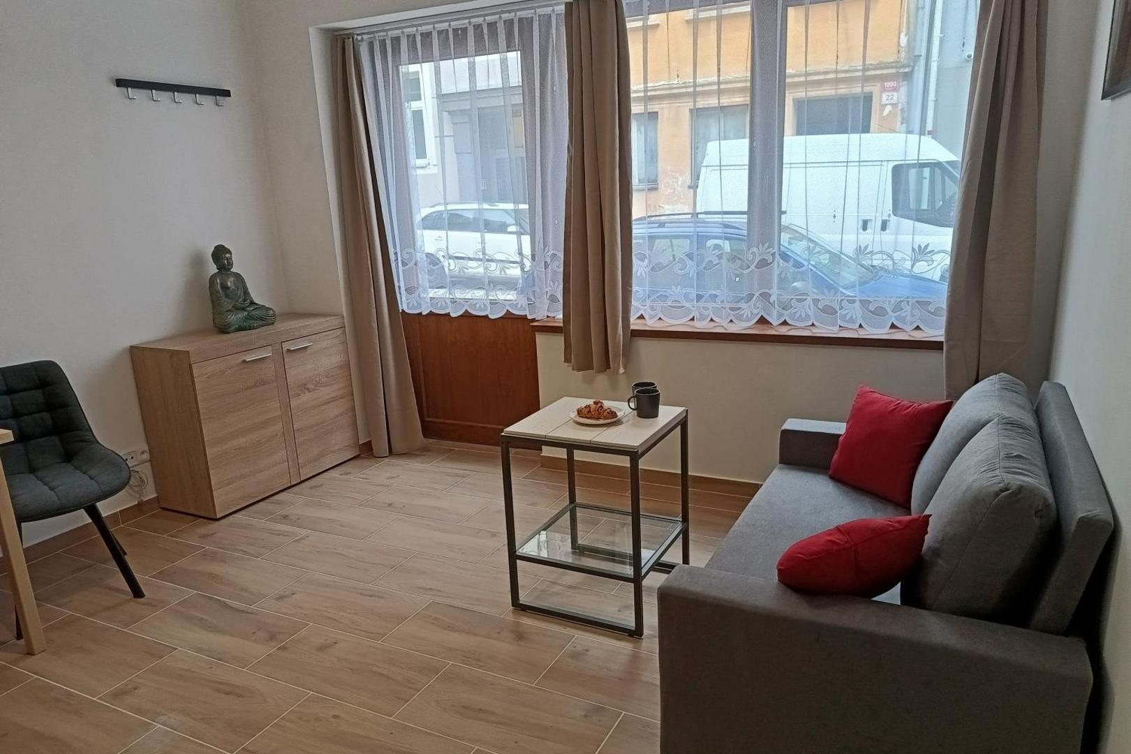 Pohovka a křeslo u okna do ulice