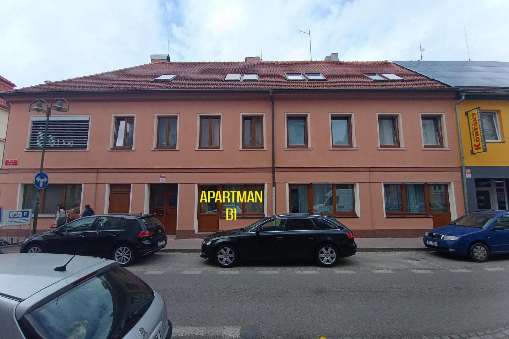 Fasáda domu s označenými okny apartmánu B1