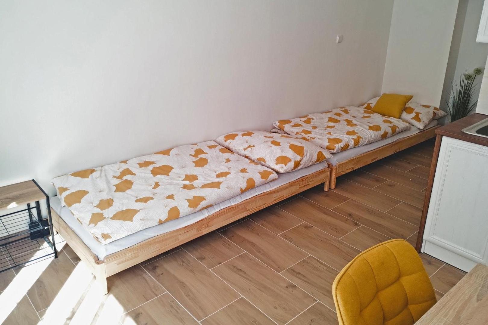 Dvě jednolůžka s povlečením s listy ginkga